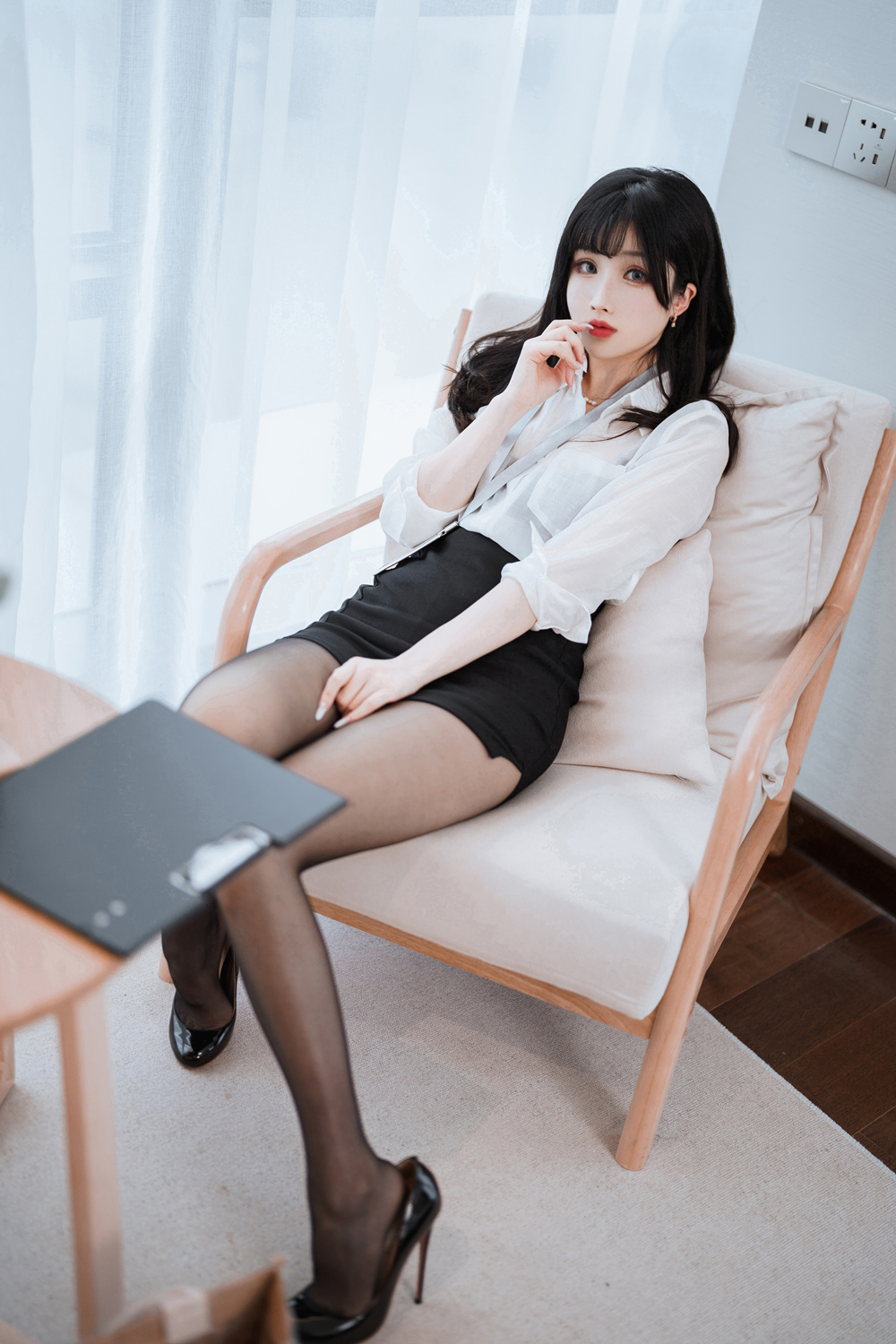 凉凉子 – OL前辈 [51P11V825M]